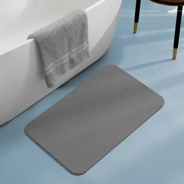 Grijze absorberende douchemat voor de badkamer met antislip oppervlak.