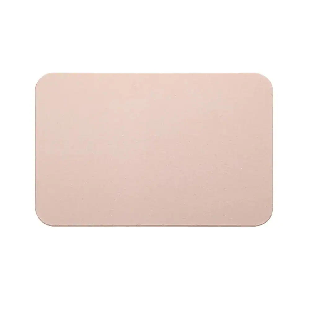Rosé badkamermat met afgeronde hoeken, absorberend en antislip.