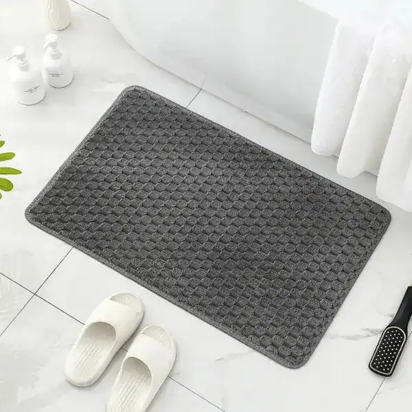 Grote antislip badmat in grijs, met textuur voor veiligheid in de badkamer.