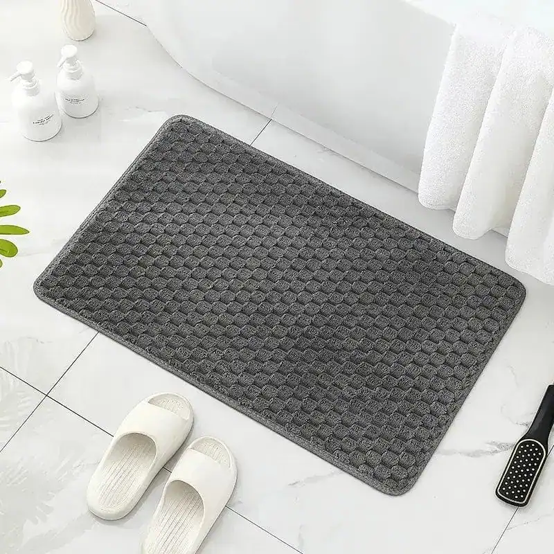 Grote antislip badmat in grijs, met textuur voor veiligheid in de badkamer.