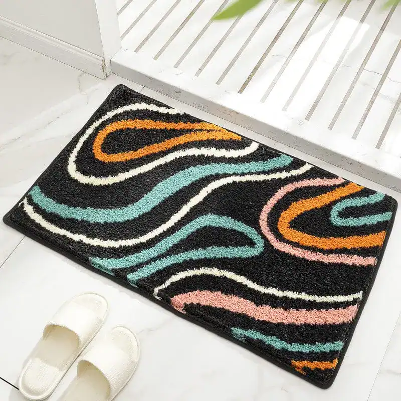 Antislip badmat zwart met kleurrijke golfpatronen voor badkamer.