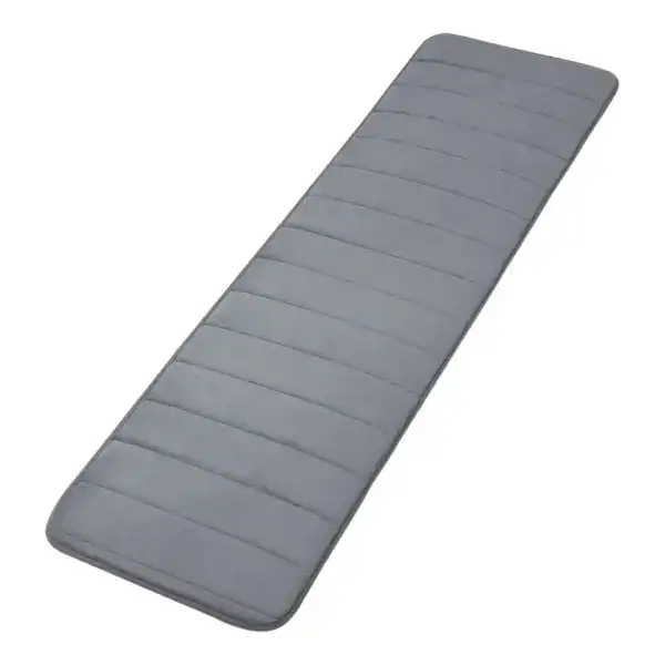 Grote antislip badmat in grijze kleur met gestreepte textuur.