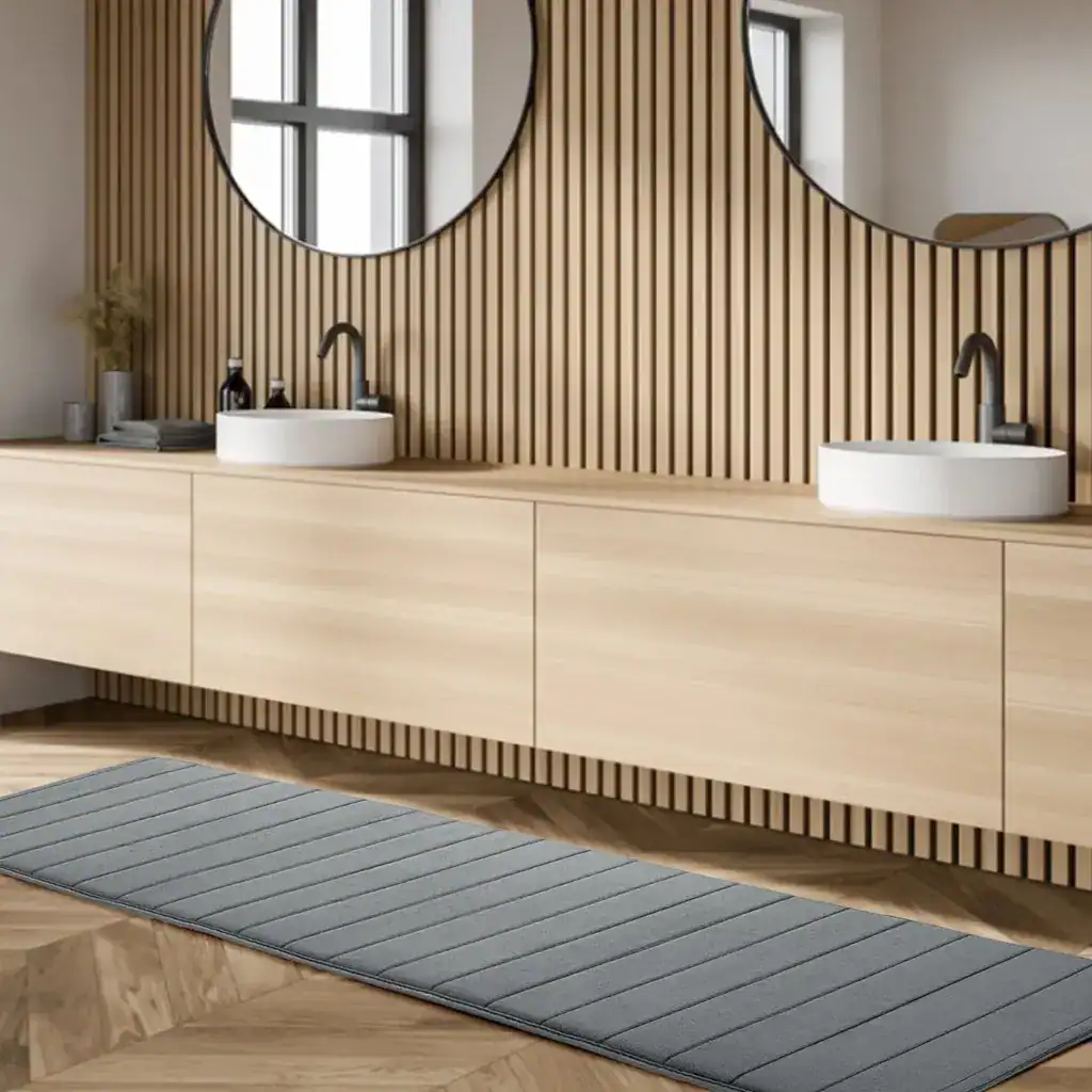Grote antislip badkamermat grijs met gestreepte textuur voor moderne badkamer.