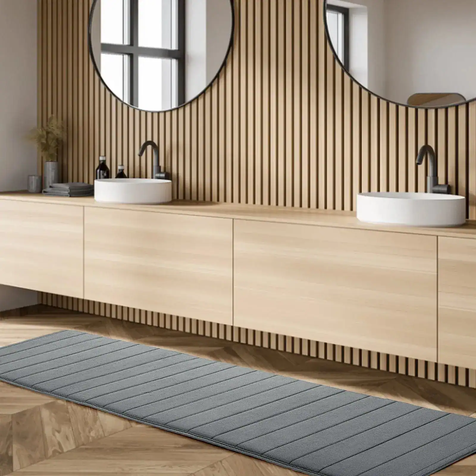 Grote antislip badkamermat grijs met gestreepte textuur voor moderne badkamer.