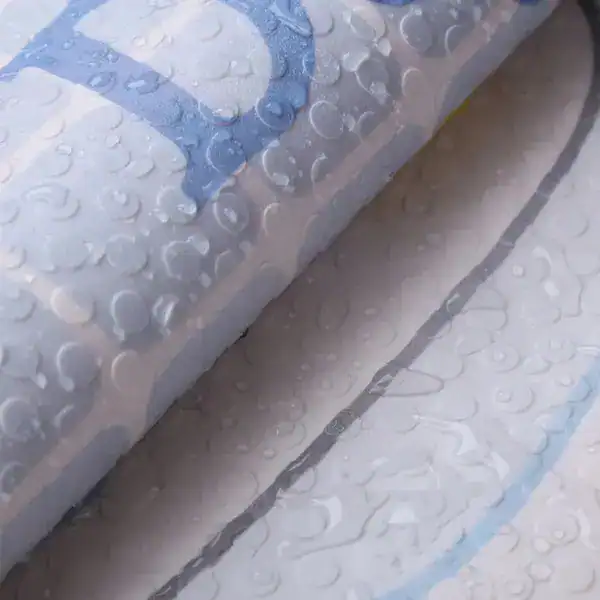 Antislip badmat voor baby met waterdruppels, blauw en witte kleuren.
