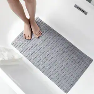 Grijze antislip badmat met ruitpatroon voor ouderen in bad.