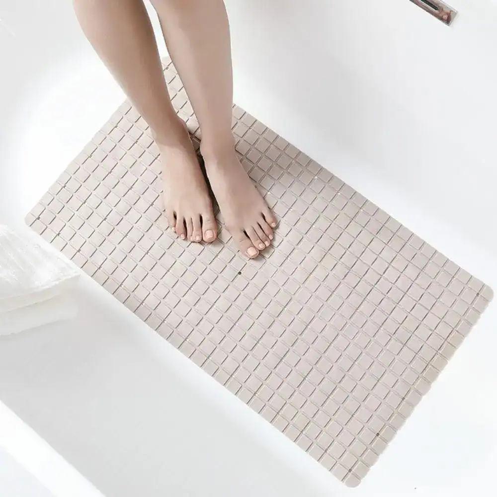 Antislip badmat voor ouderen met kubusstructuur in beige.