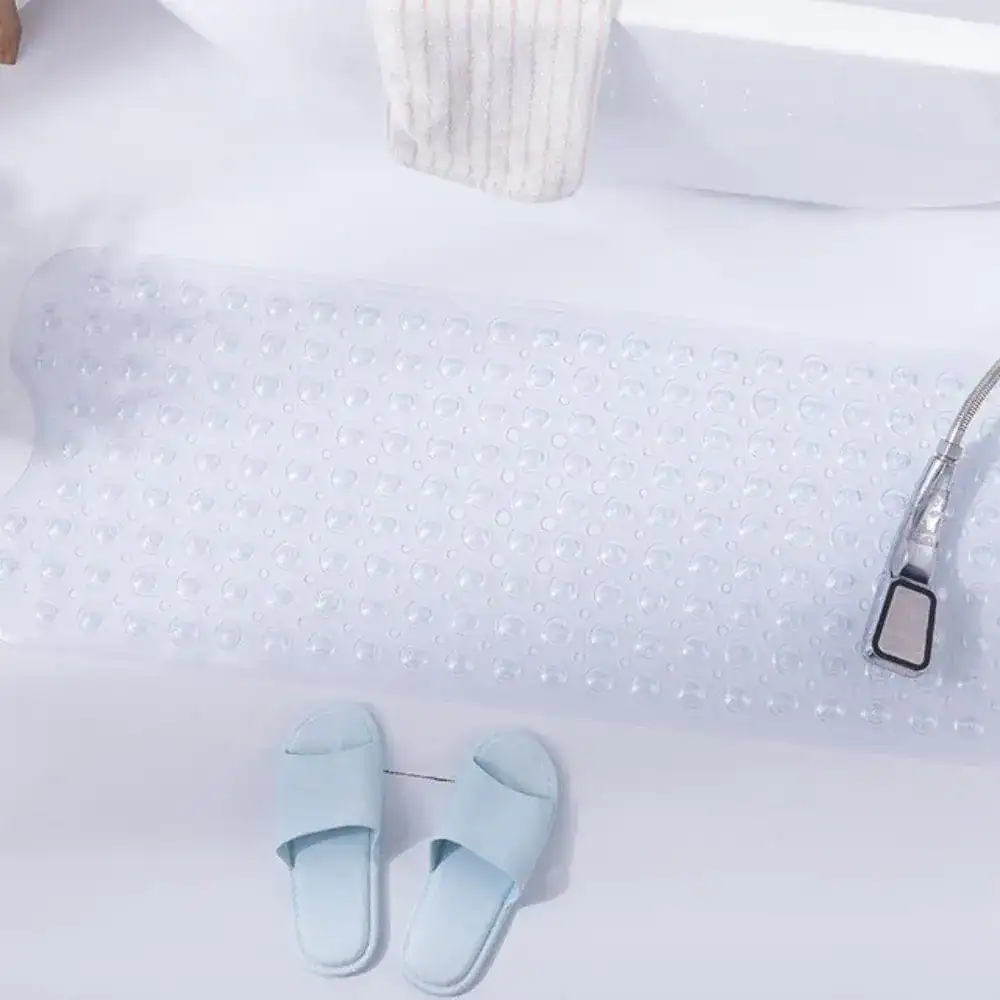 Witte antislip badmat met bubbels, geplaatst in een badkamer.