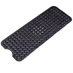 Zwarte antislip badmat met gaten voor waterafvoer.
