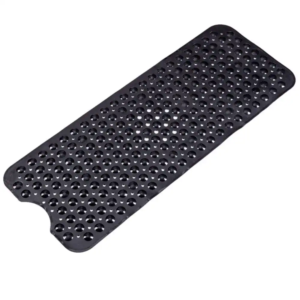 Zwarte antislip badmat met gaten voor waterafvoer.