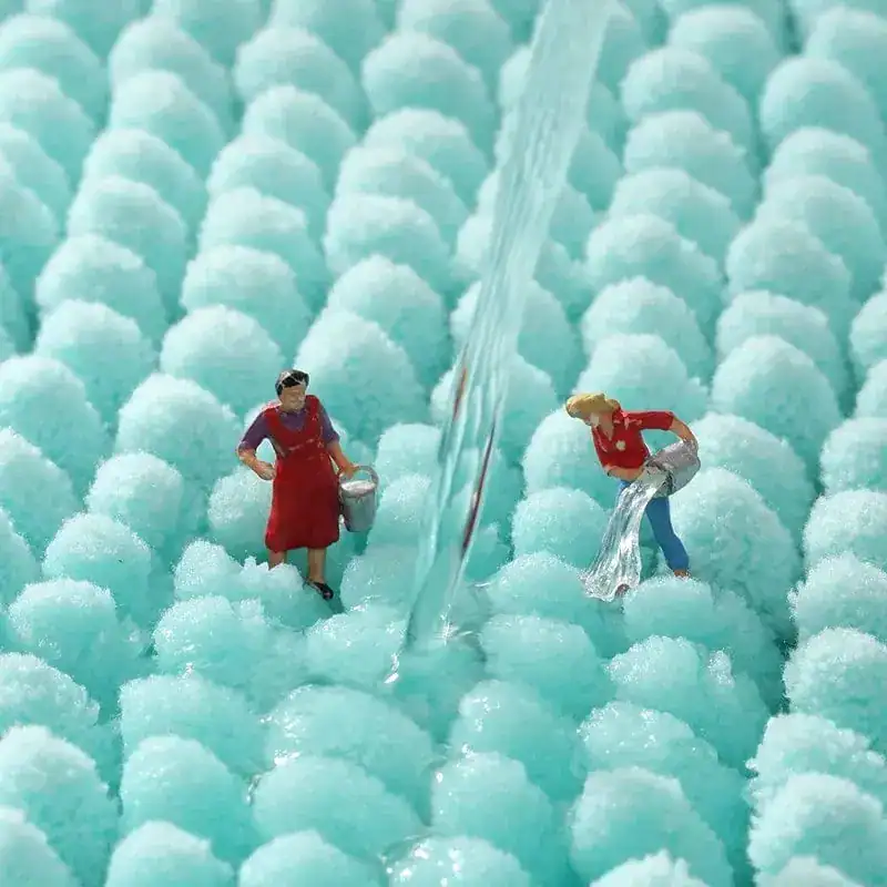 Aqua badmat met antislip textuur, blauw, met mini-figuurtjes en waterstroom.