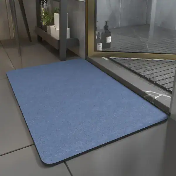 Blauwe badkamermat voor de douche met antislip rand.