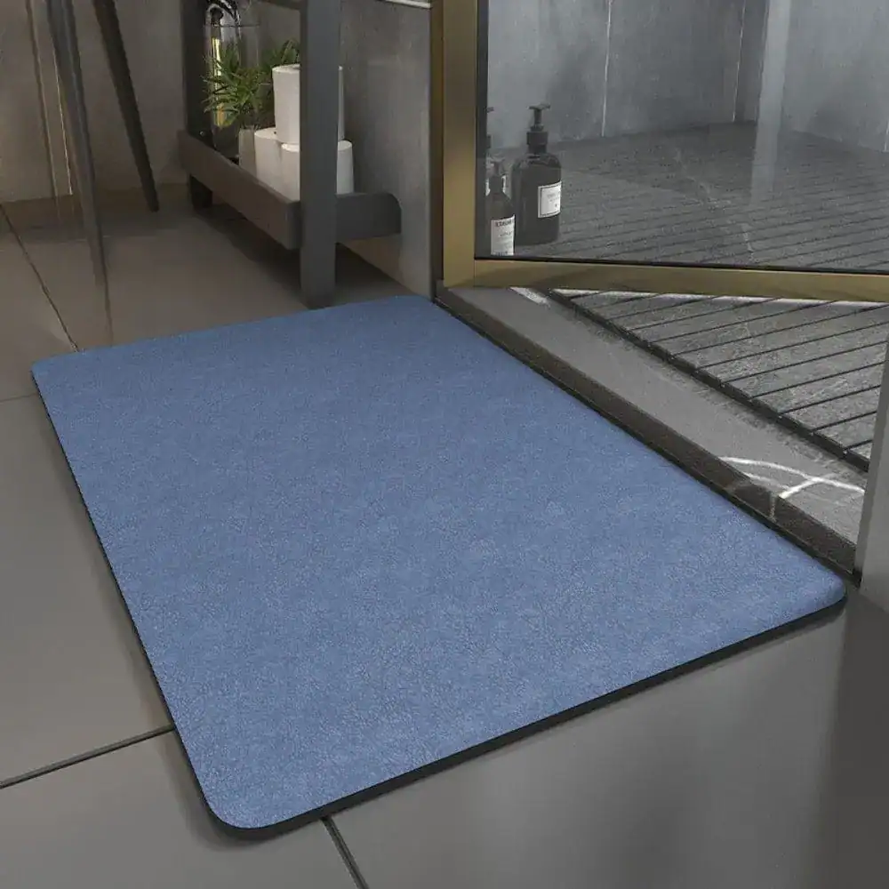 Blauwe badkamermat voor de douche met antislip rand.