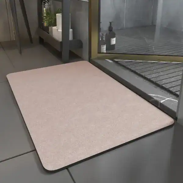 Rosé badmat voor de douche met antislip oppervlak in een moderne badkamer.