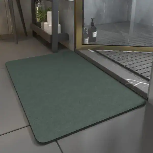 Groene badmat voor de douche, antislip en comfortabel in de badkamer.