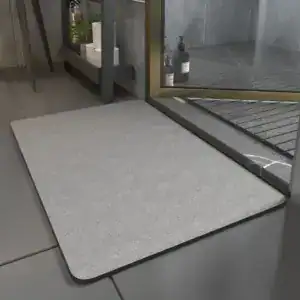 Grijze badkamermat voor de douche met antislipoppervlak.