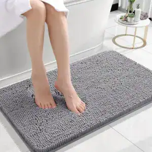 Grijze badkamermat met antislip textuur, voor comfortabele voeten in de badkamer.