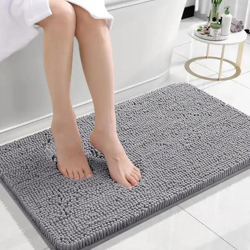 Grijze badkamermat met antislip textuur, voor comfortabele voeten in de badkamer.