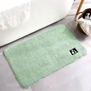Groene badkamermat met antislip rand, voor douche of bad.