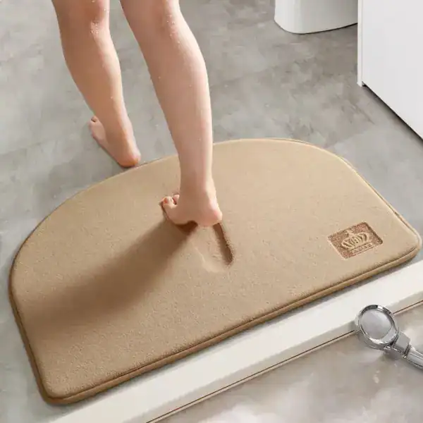 Ronde badkamermat in beige kleur met antislipoppervlak voor bad of douche.