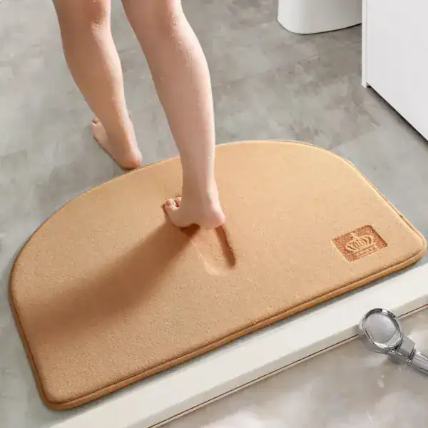 Ronde badkamermat in beige kleur met antislipoppervlak voor bad of douche.