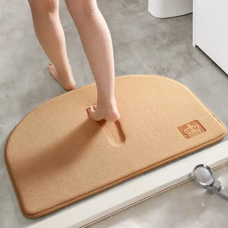 Ronde badkamermat in beige kleur met antislipoppervlak voor bad of douche.