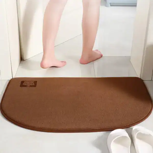 Ronde badkamermat bruin met logo, antislip voor douche en bad.