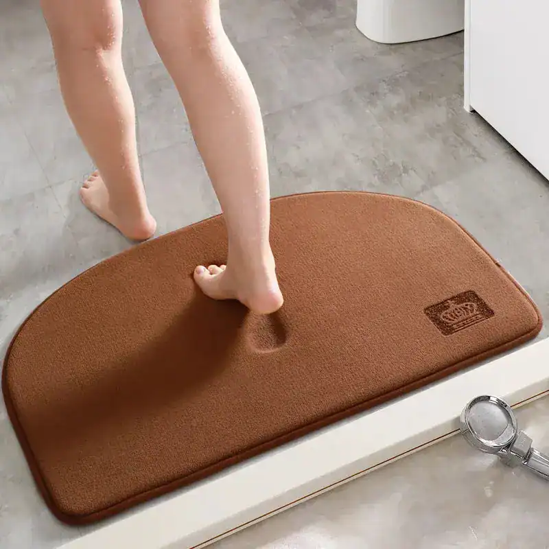 Ronde badkamermat bruin met kroonlogo, antislip voor douche en bad.
