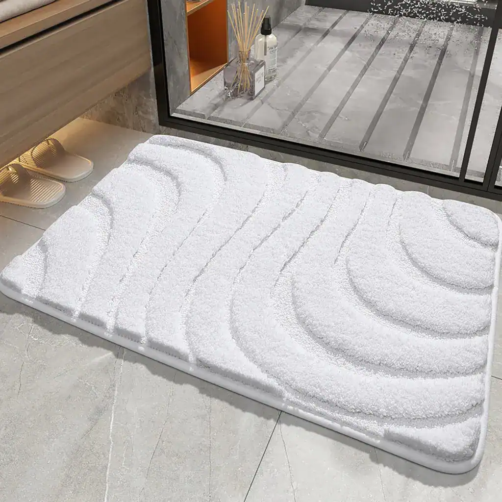 Witte badkamermat met golfvormige textuur, antislip, voor bad of douche.