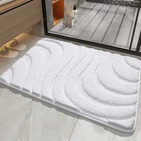 Witte badkamermat met golfvormige textuur, antislip, voor bad of douche.