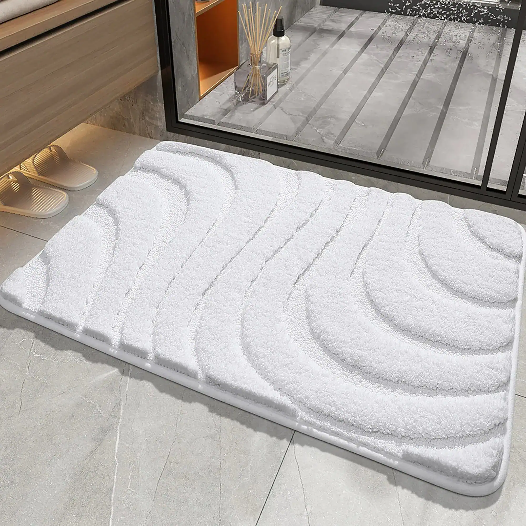 Witte badkamermat met golfvormige textuur, antislip, voor bad of douche.