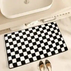 Zwarte en witte schaakbord badkamermat met antislip oppervlak.