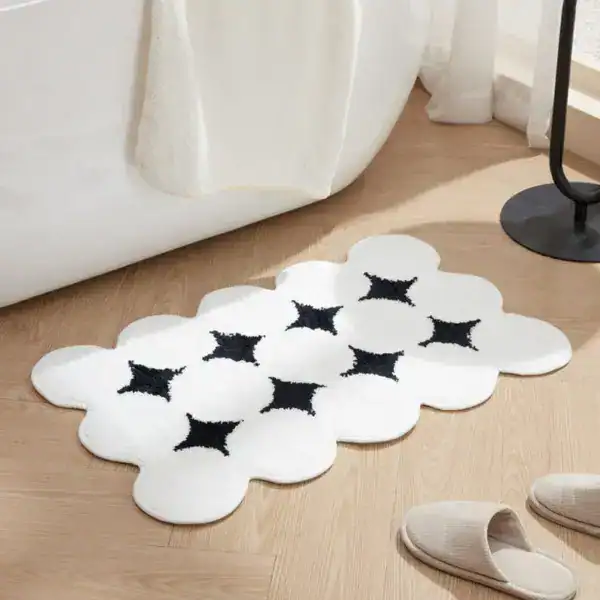 Wit badkamermat met zwarte sterren, antislip, voor bad of douche.