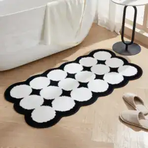 Zwart-wit badkamermat met cirkelpatroon, antislip, voor bad of douche.