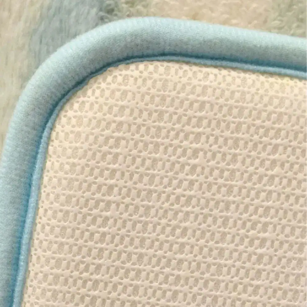 Badkamermat antislip met lichtblauwe rand en textuur.