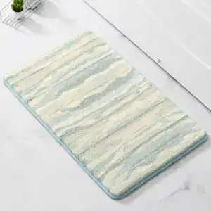 Badkamermat antislip met blauw- en crèmekleurige strepen, voor bad of douche.