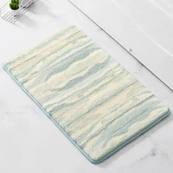 Badkamermat antislip met blauw- en crèmekleurige strepen, voor bad of douche.