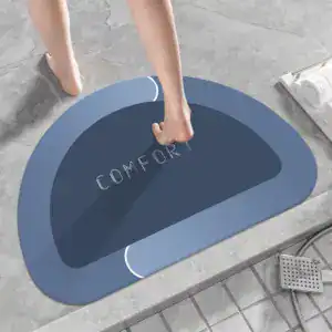 Blauwe badkamermat met 'COMFORT' tekst, antislip, voor douche en bad.