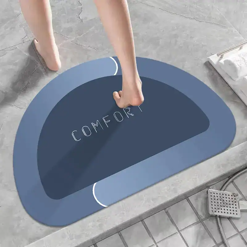 Blauwe badkamermat met 'COMFORT' tekst, antislip, voor douche en bad.