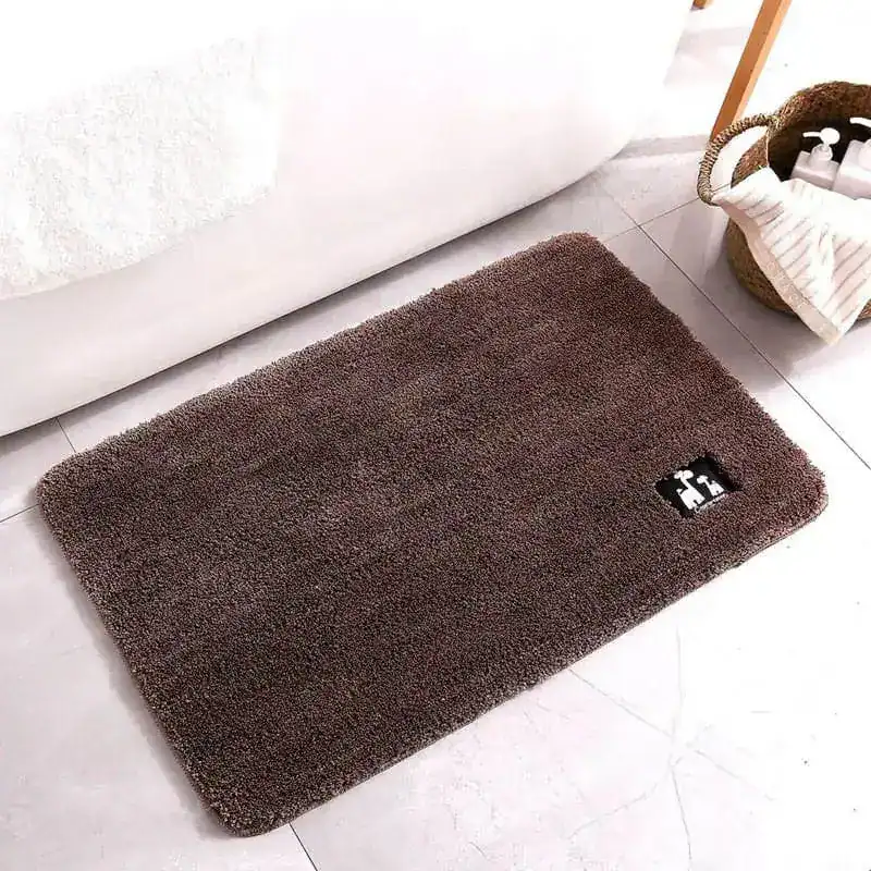 Bruine badkamermat met antislip eigenschappen, voor de badkamer.