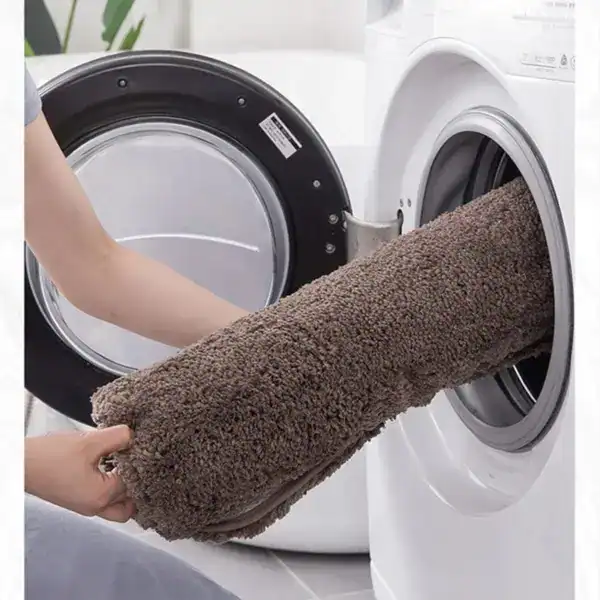 Bruine badkamermat met antislip onderzijde, in wasmachine gedaan.