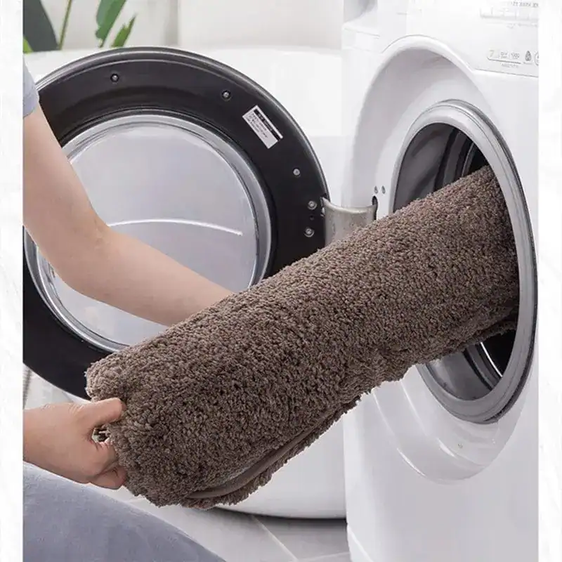 Bruine badkamermat met antislip onderzijde, in wasmachine gedaan.