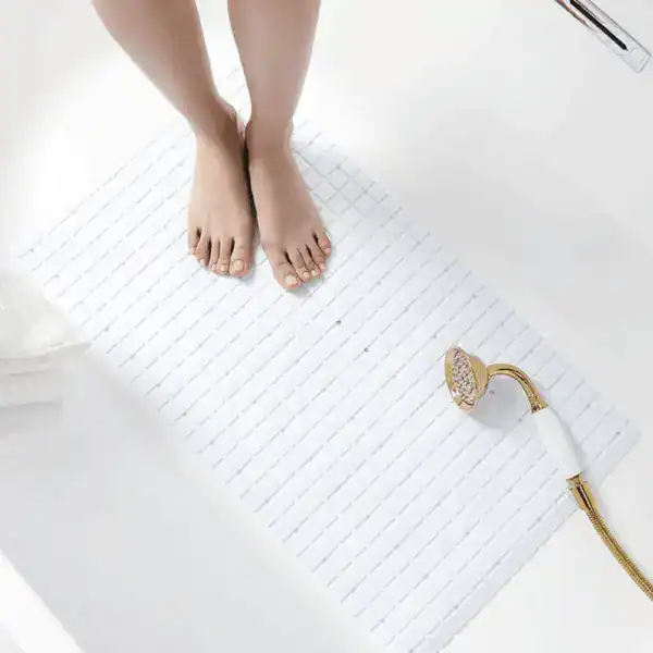 Wit badkuip mat met antislip textuur, voor comfort en veiligheid in de badkamer.