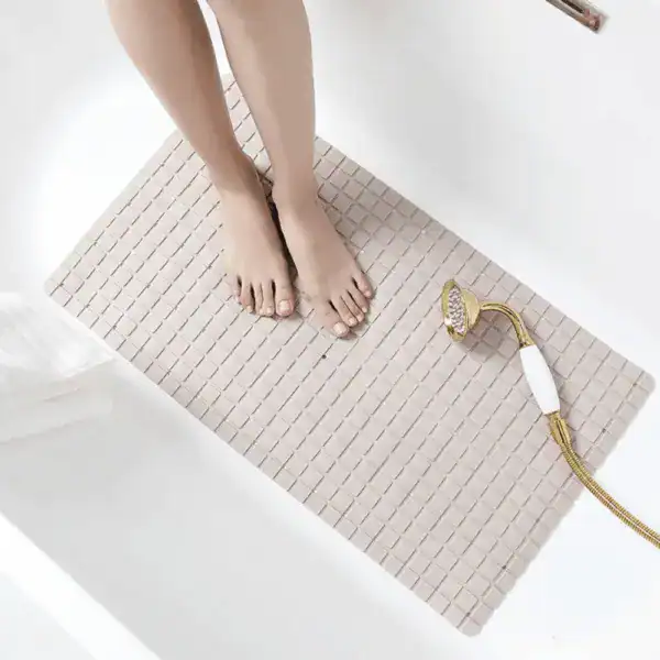 Badkuip mat met antislip oppervlak, beige kleur, voor comfort en veiligheid.