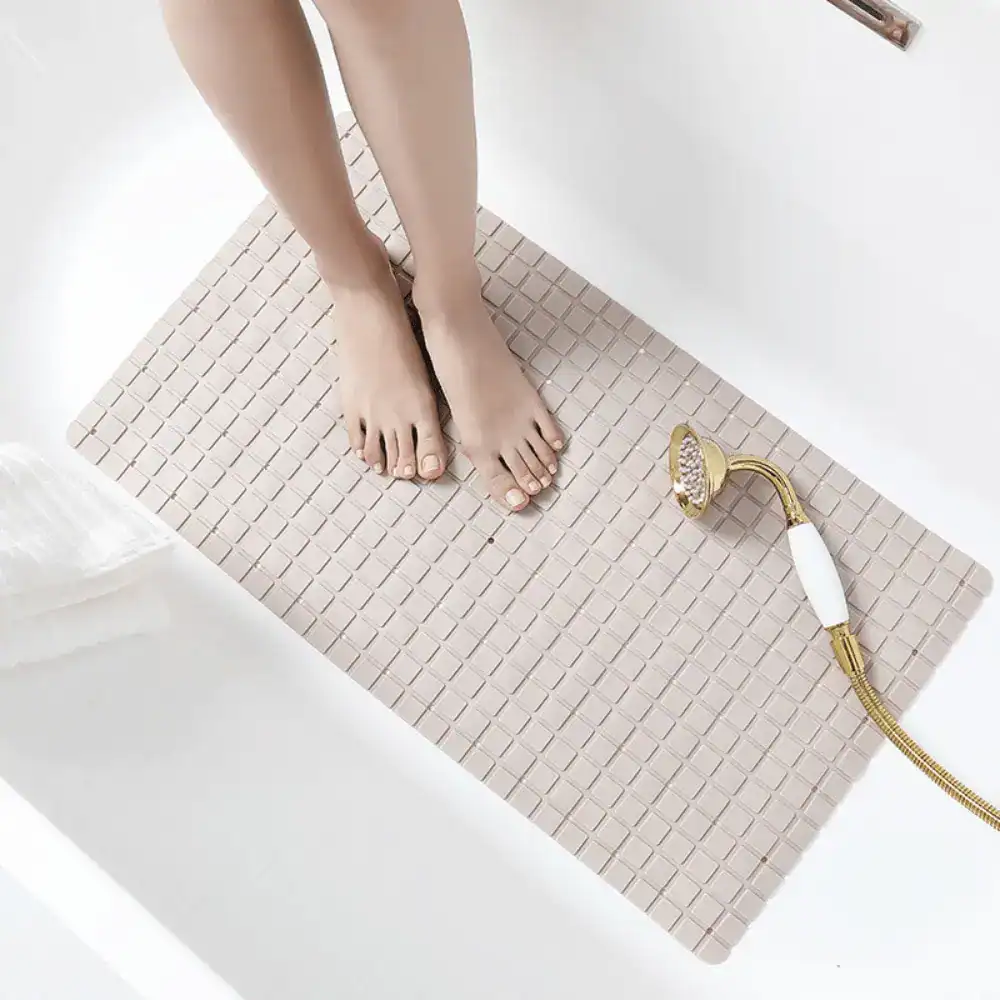 Badkuip mat met antislip oppervlak, beige kleur, voor comfort en veiligheid.
