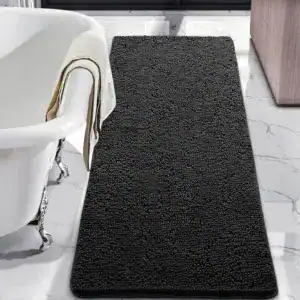 Zwarte badmat met antislip textuur in een moderne badkamer.
