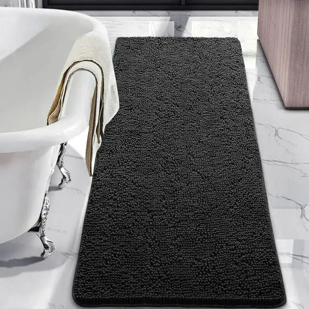Zwarte badmat met antislip textuur in een moderne badkamer.