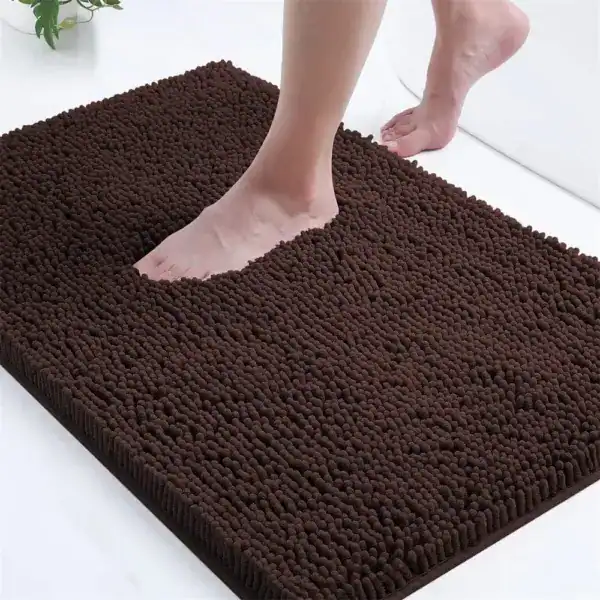 Donkere badmat met antislip textuur, geschikt voor badkamer en douche.