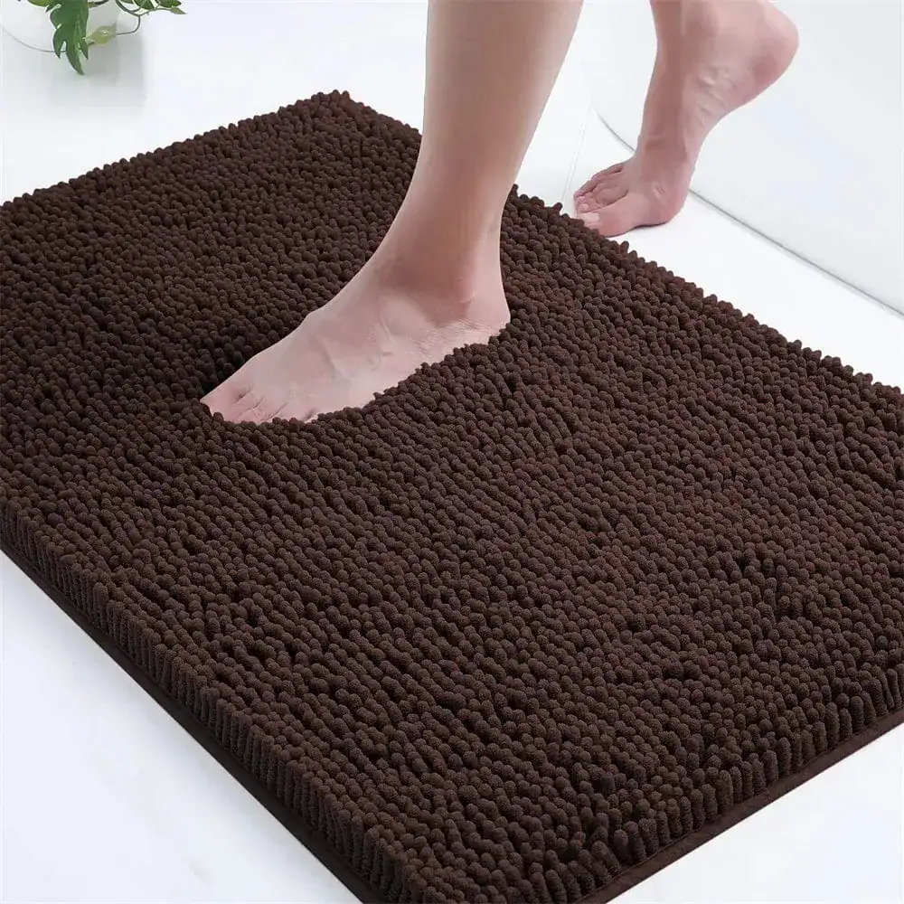 Donkere badmat met antislip textuur, geschikt voor badkamer en douche.