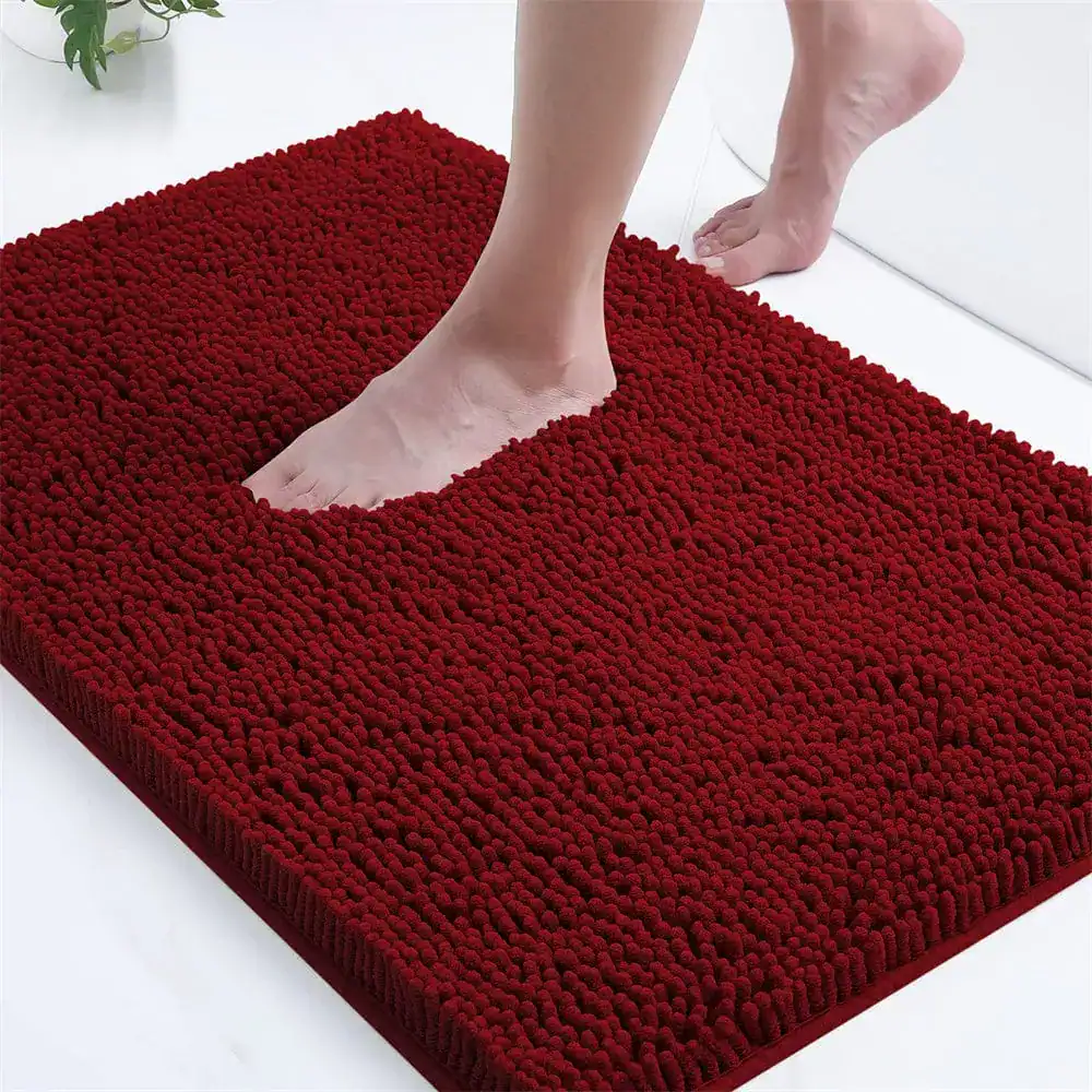 Rode badmat met antislip textuur, geschikt voor badkamer en douche.